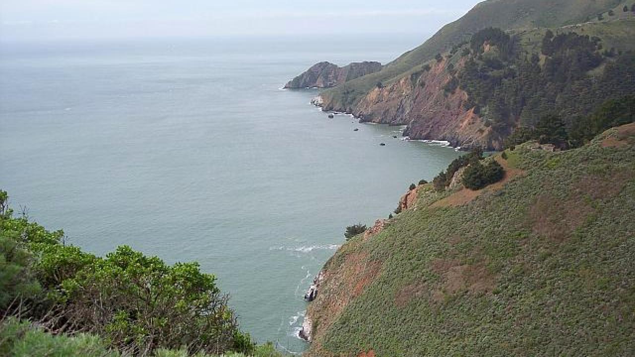 View of the Pacific Ocean, seen from the Marin Headlands — in Marin County, California (near San Francisco). Photo: Sasha Bruck (2006). Creative Commons Attribution-Share Alike 3.0 Unported license